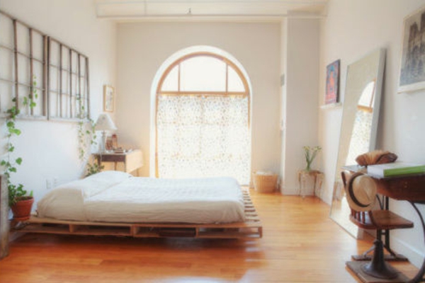 super hermosa-dormitorio-con-un-cama-de-paletas