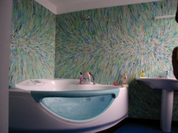 супер-шик ъглова баня в банята с привлекателен дизайн на стената