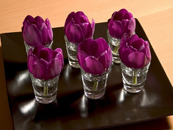 super-gran decoración de la mesa con tulipanes