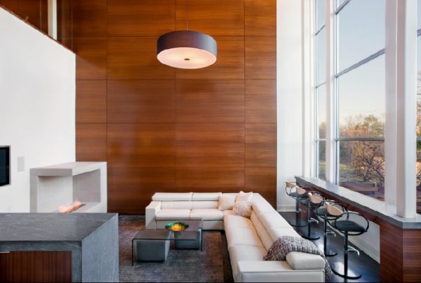 Bár magas és nagy fa fal egy modern nappaliban