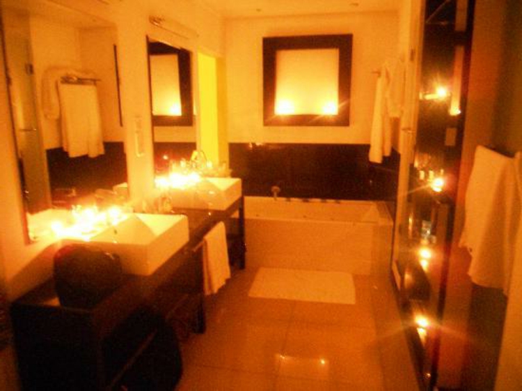 kupaonica-svjetlo-uređen-šik-plemeniti-posebno-vruće romantična po posebnom trenutke