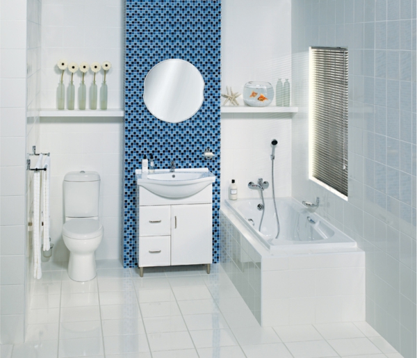 όμορφο μπάνιο που ζει - ενδιαφέρουσα διακόσμηση μπάνιου με μικρά μπλε ψηφιδωτά πλακάκια