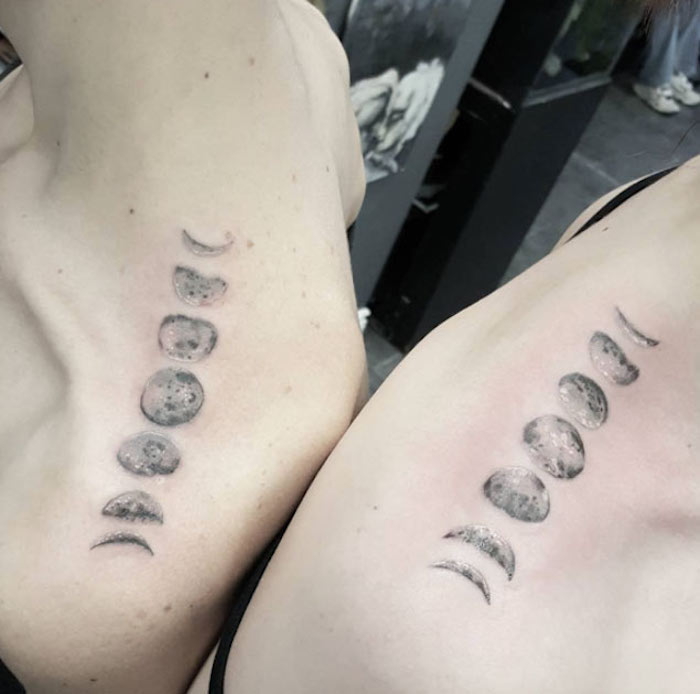 татуираха фазите на луната върху татуировката на рамото - сестра
