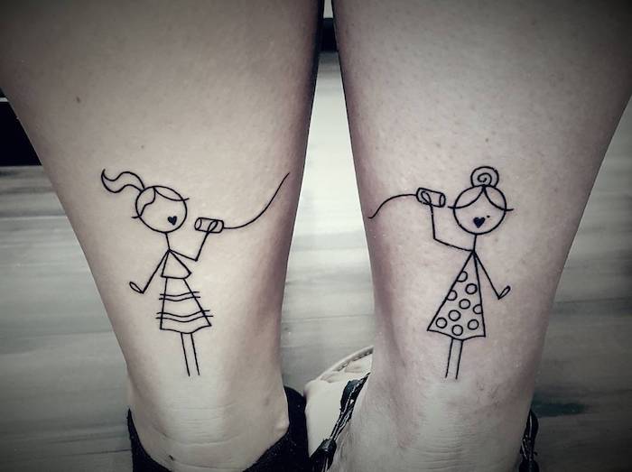 две момичета ужилени на краката си със сърца като татуировки в устата за сестра