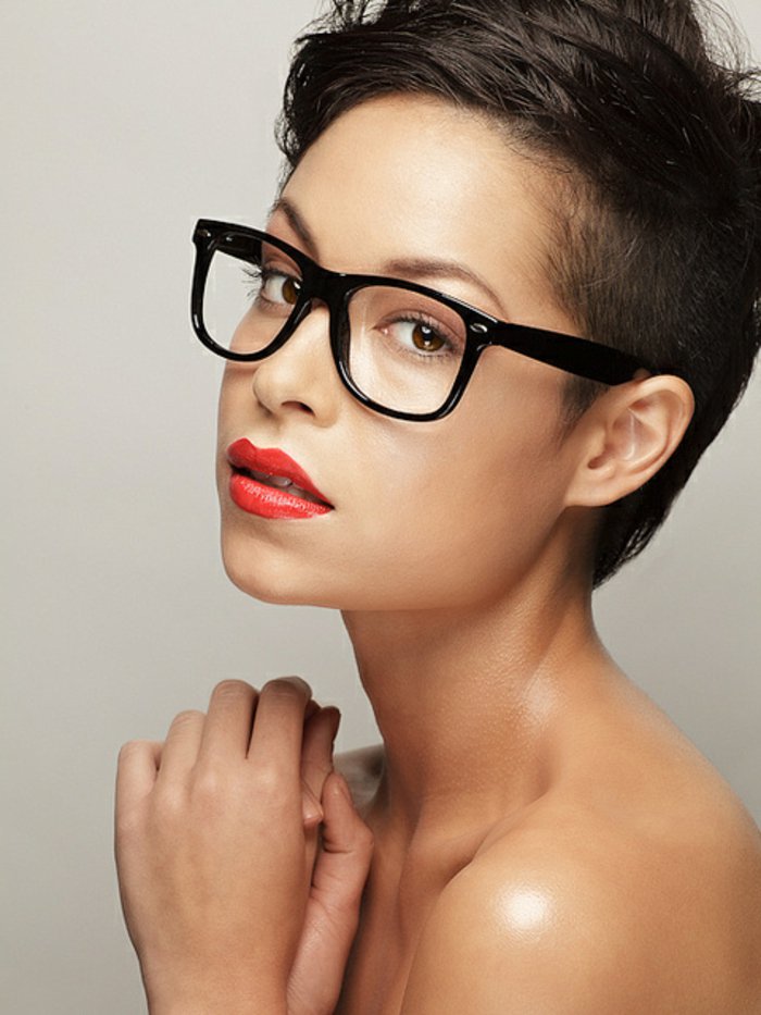 सहानुभूति औरत हिपस्टर चश्मा और सुरुचिपूर्ण मॉडल काले फ्रेम
