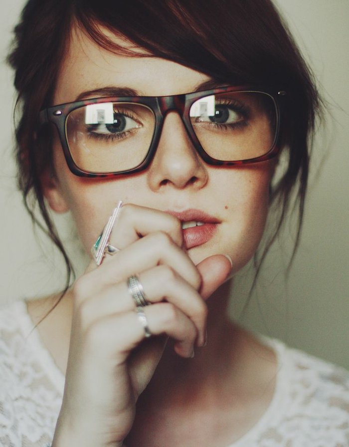 szimpatikus lány hornbrille-gyönyörű modell