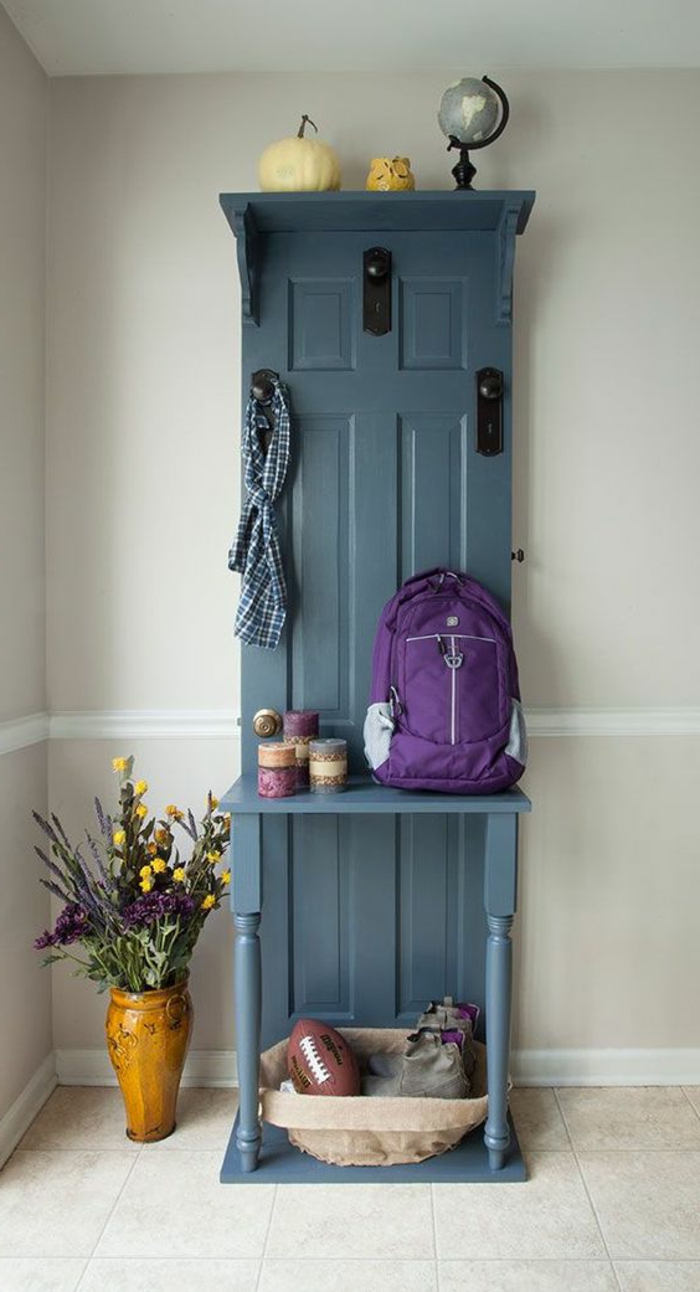 Vrata-uljepšati-različito dekoartikel-a-plavo-ruksak