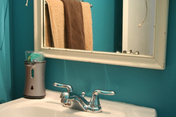 الفيروز لون الجدار في-حمام جدار تصميم سوء الحديثة