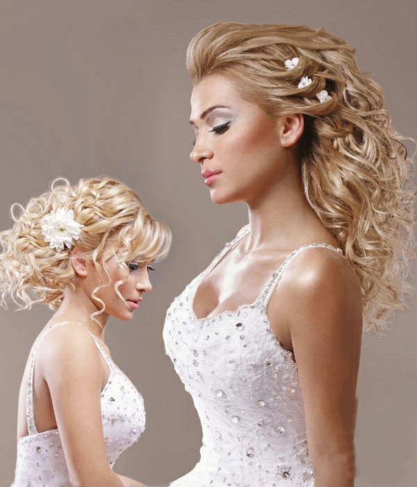 Haljina s bijelom bojom u obliku turske kose i plavu kosu