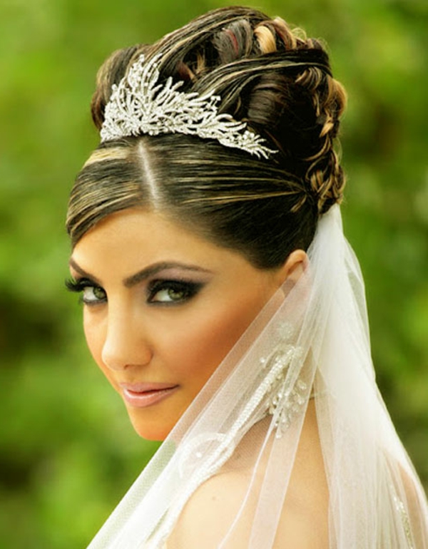 Турска прическа за сватбена корона на главата