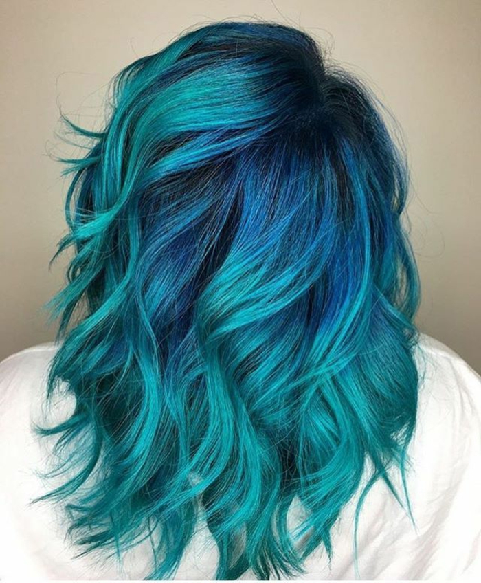 Cabello colorido, diferentes tonos de azul: azul oscuro y turquesa, peinados de mujer para un look llamativo