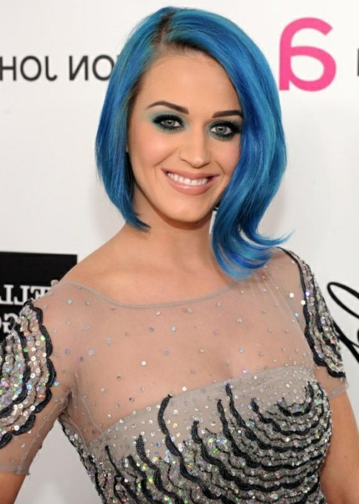 Katy Perry kék bob frizurával, matt rúzs, kék szemöldök, esti ruhában, kristályokkal díszítve