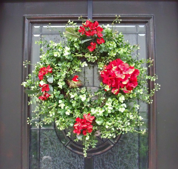 πόρτα στεφάνια-ελατηρίου-κόκκινα-λουλούδια-ως-προφορά