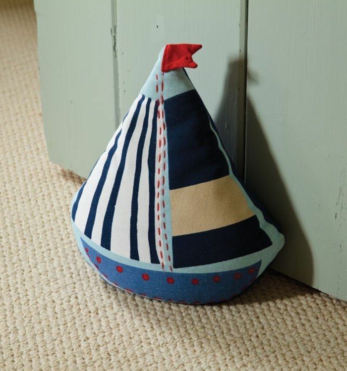un bote en diferentes colores, principalmente azul con una bandera roja - coser el tope de la puerta