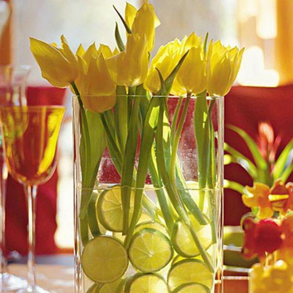 декорация-жълто-лалета рязан цвят-стъклена ваза