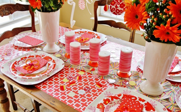 Piros-asztal-dekoráció stílusos négyzetek fehér vázák gyertyák vörös