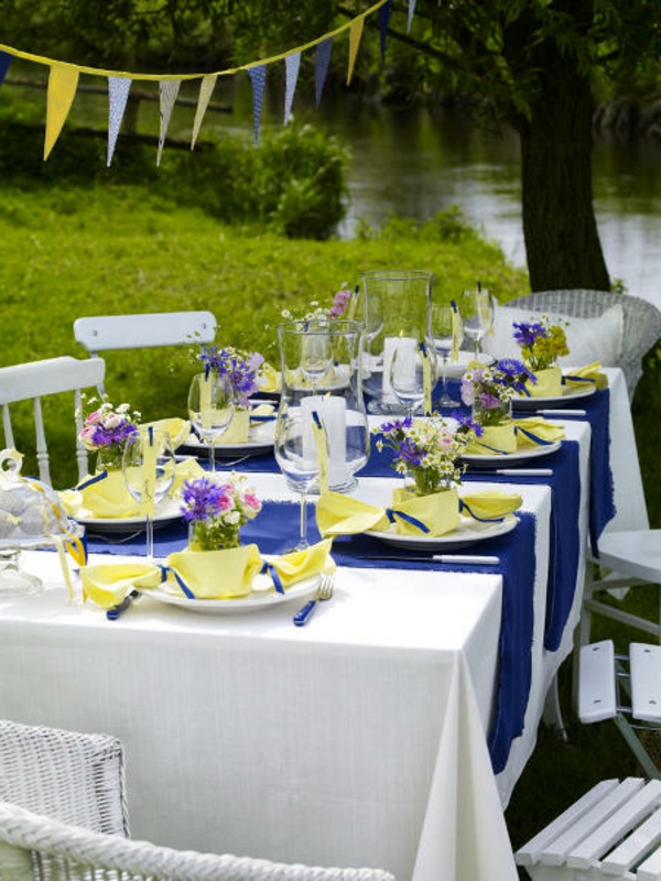 καλοκαιρινό τραπέζι-deco-φυτό-μπλε-ιώδες-κίτρινο κεριά