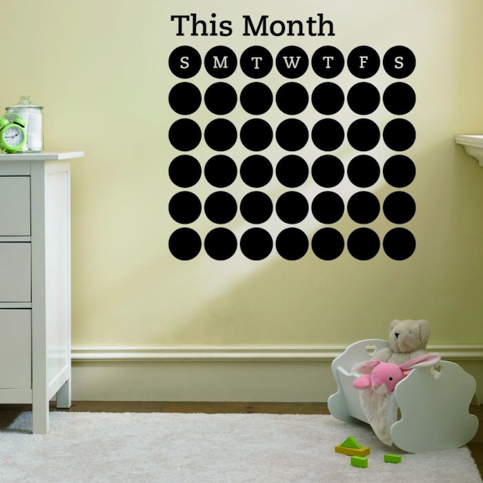 stvoriti kalendar na zidu samog vrtića koristeći crnu boju