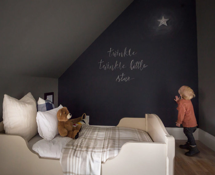 sretan dječji vrtić zid u crnoj boji s bajkom zvijezde
