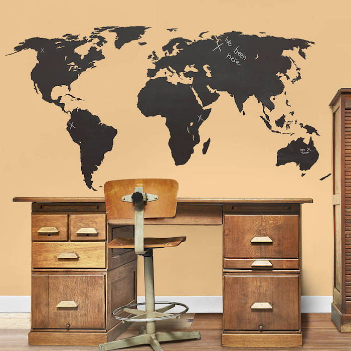 karta svijeta na zidu ploče od tanjura u studiju kako bi zapamtili putnička odredišta