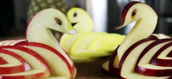 rezanje voća kao ukras - stvaranje tri labudova