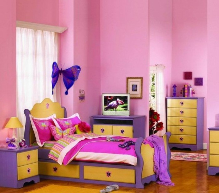 Papel-para-paredes-y-hermosa-muchacha muebles de color rosa