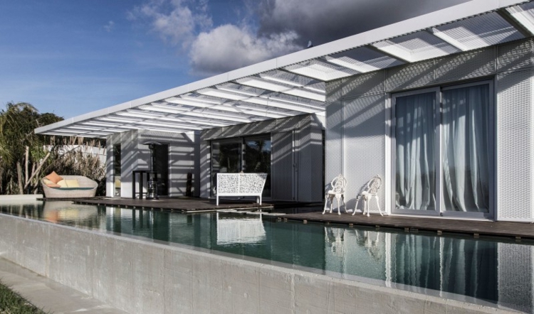 pergola fa-fehér nemes elegáns-modern design-rip-medence kerti terasz