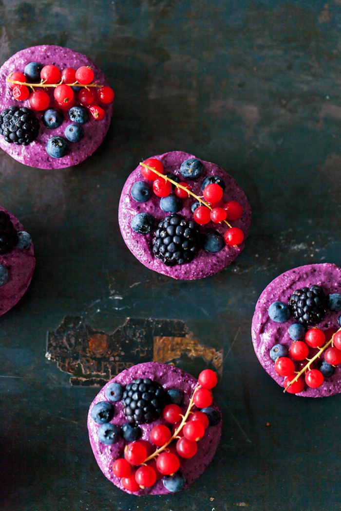 Ukrasite mini-kolač s ljubičastim krema i bobicama, lijepe i ukusne slastice za svoju stranku