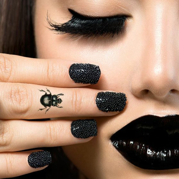 татуировки мотиви жена деко на пръсти бръмбар нокти дизайн с камъни черни устни мигли