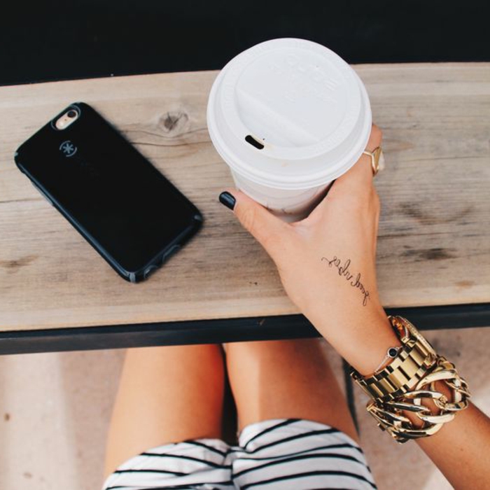 tetovaža motivi žena pio kavu narukvica ručni sat tetovaža mobitel kratke hlače kuglični prsten noktiju