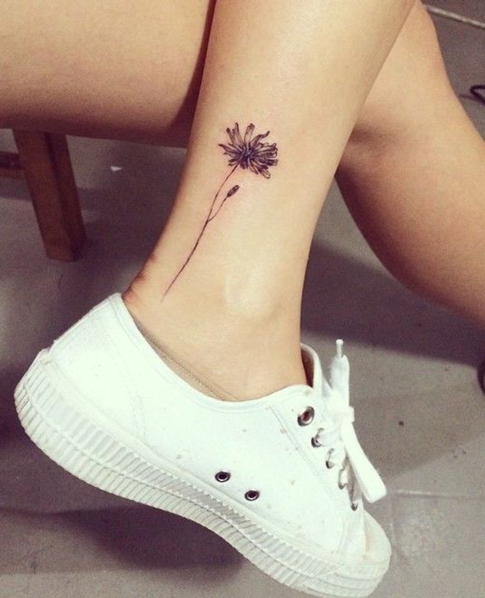 tetovaža na gležanj, tetovaža nogu, mali cvijet, crni, ženski motivi tetovaže