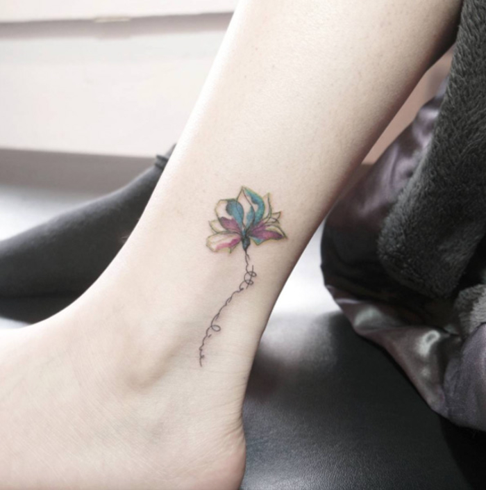 tetoválás a boka, női láb tetoválás, kis virág, színes, női