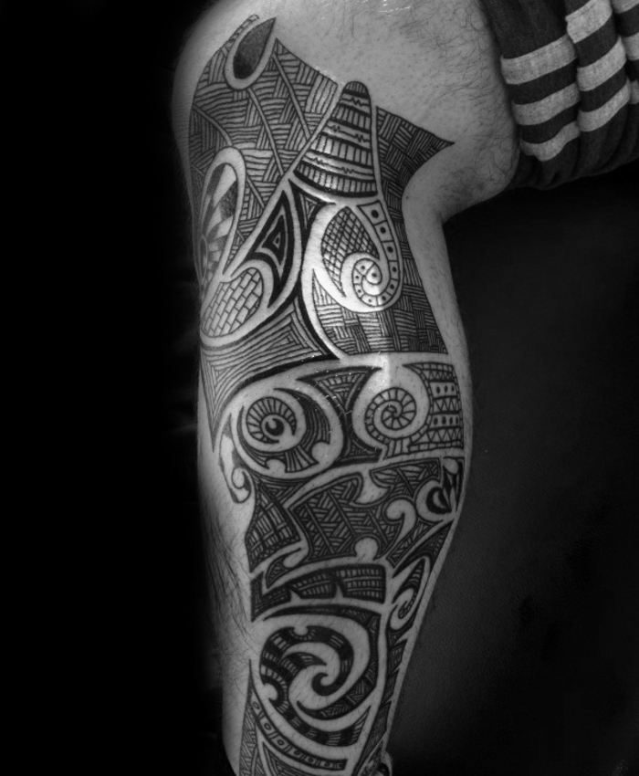 tetoválás a lábán, törzsi design, polinéz motívumok, férfiak tetoválása