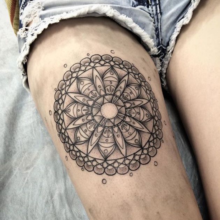 tetoválás a combon, mandala, női tetoválás motívumok, láb tetoválás