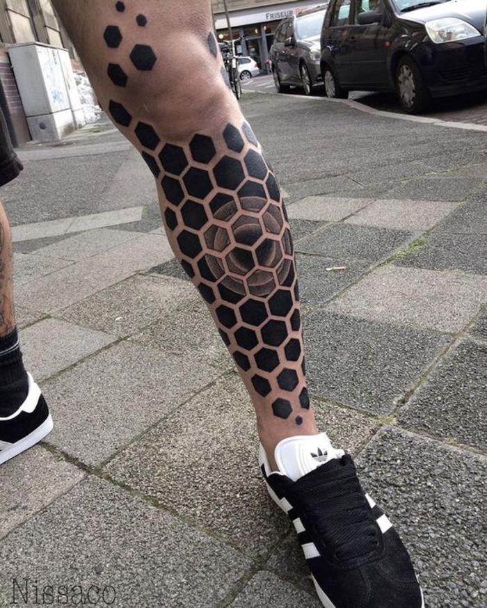 tetovažne ideje za muškarce, tetovaža na nozi, šestostrane figure
