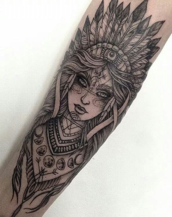 žena s tetoviranom rukom, žena s indijskom komppschmuckom