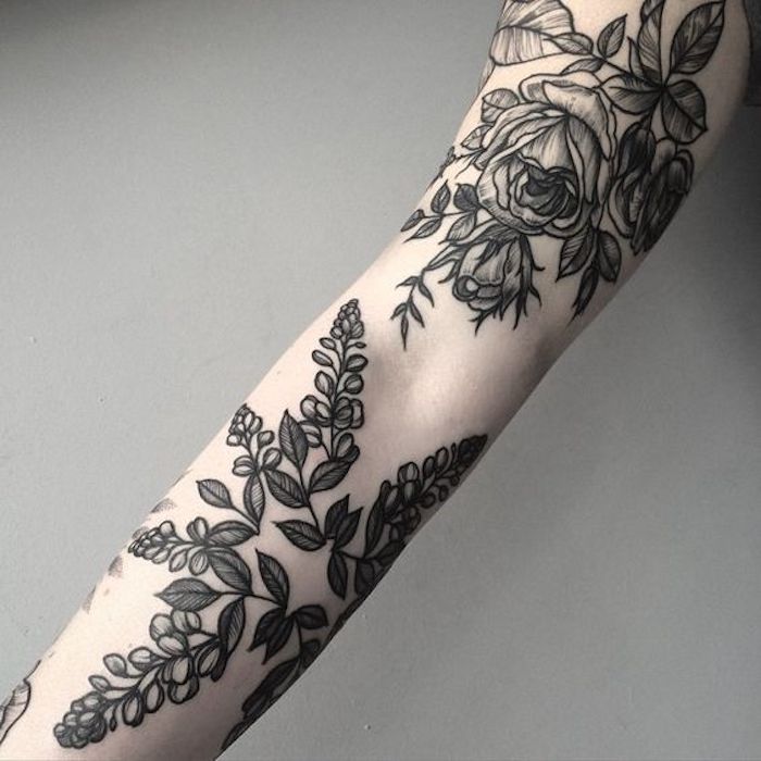 ručno tetoviranje s lavandom na ruci i ruže na gornjim rukama - stilovi tetovaža