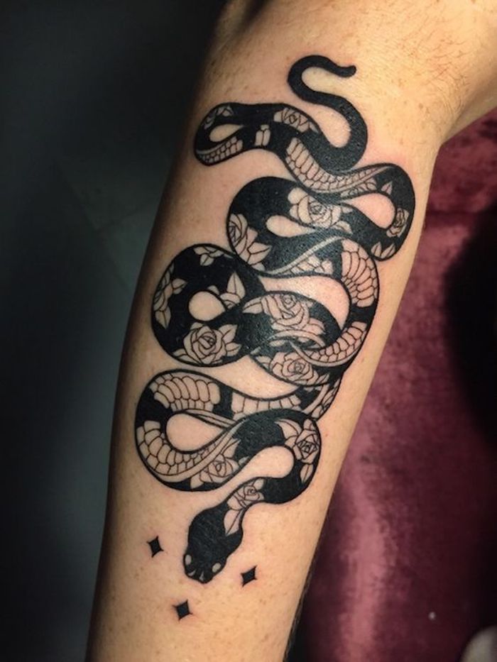 Татуировка стилове дълга черна змия с мотиви от рози по тялото по ръката