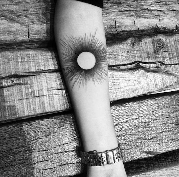 Geometrijska tetovaža poput sunca s mnogo zraka na rukama - stilova tetovaža