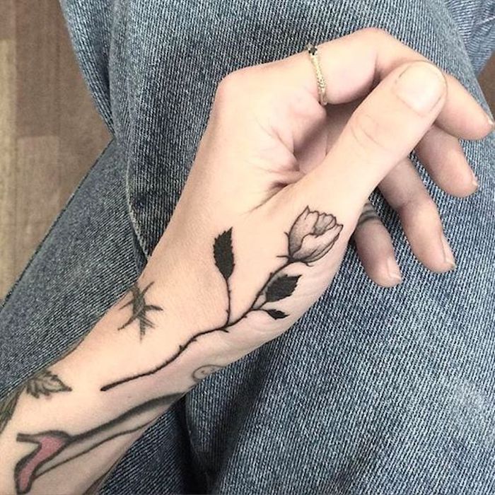 tetovaža za žene - lijepa ruža s trnjem vrlo mala na zglobovima - tetovaža stilova