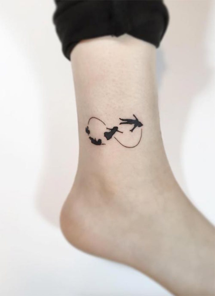 tetovaža na gležnju, nogu tetovaža, znak beskonačnosti, peter pan, tetovaža motivi za žene