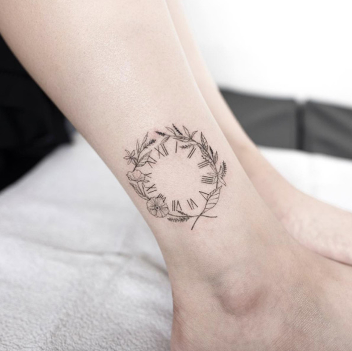 tetovaža na gležnju, tetovaža nogu, sat s cvijećem, ženski tetovažni motivi