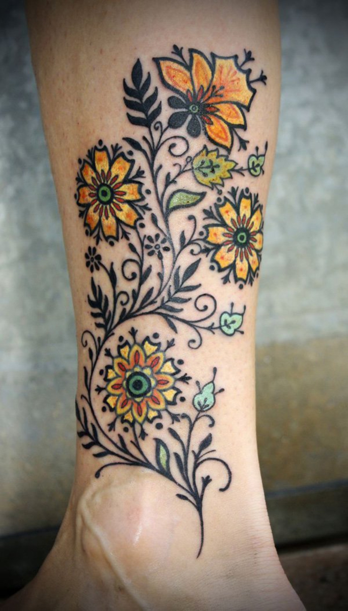 tetovaža motivi za žene, nogu tetovaža, cvijeće, žuta i crna