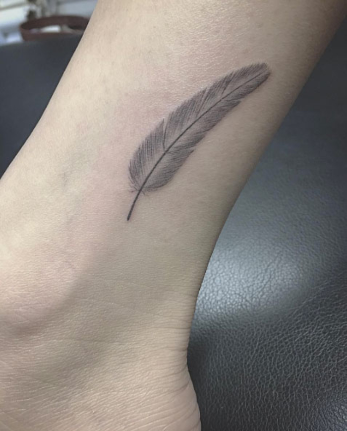 tetovaža na gležanj, noga tetovaža, pero, tetovaža motivi za žene