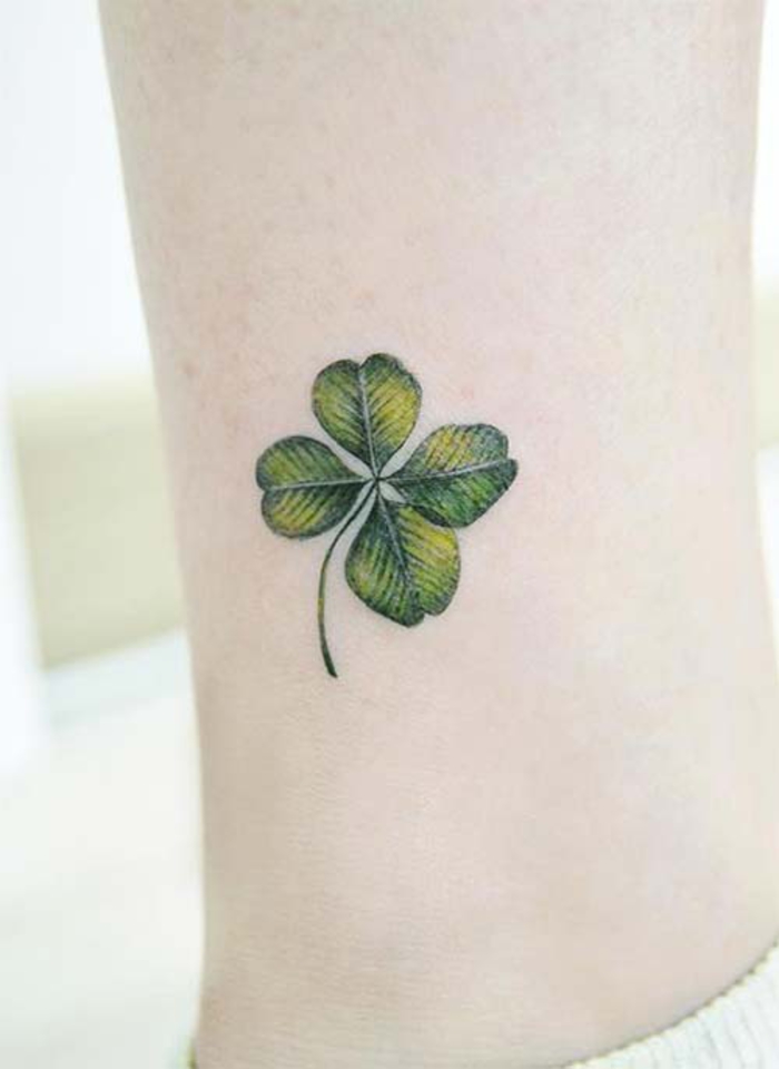 tetoválás a boka, négylevelű lóhere, zöld, tetoválási motívumok a nők számára