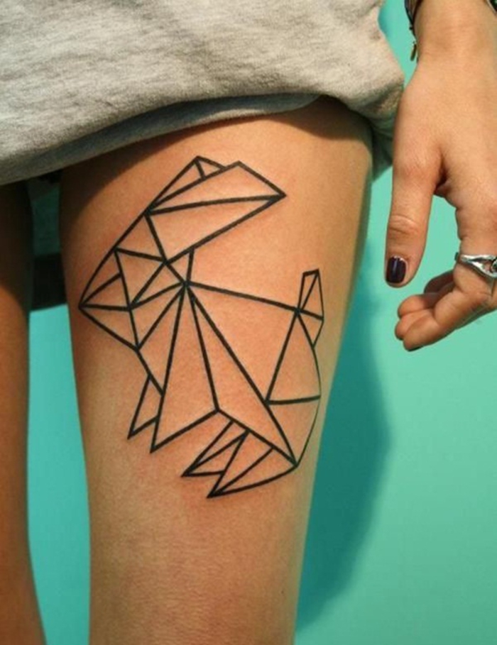 tetoválás a combon, láb tetoválás, nyuszi, háromszögek, tetoválás motívumok a nők számára