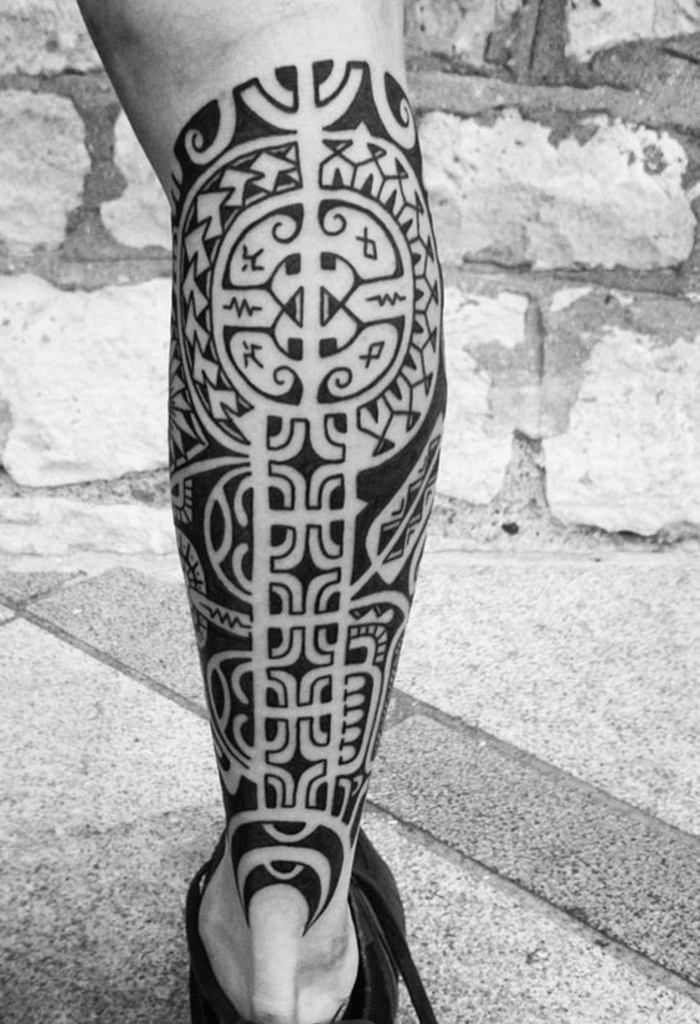 tetoválás a borjú, láb tetoválás, polinéz motívumok, törzsi design