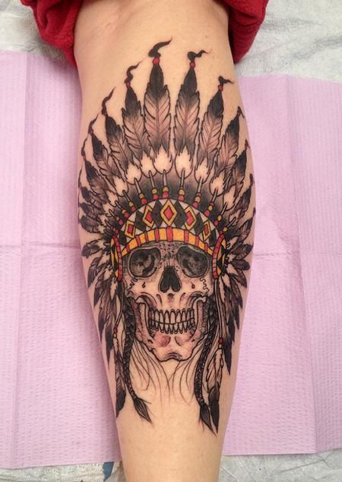 tetovaža na tele, tetovaža nogu, lubanja, motivi indijandra, tattoo ideje za muškarce