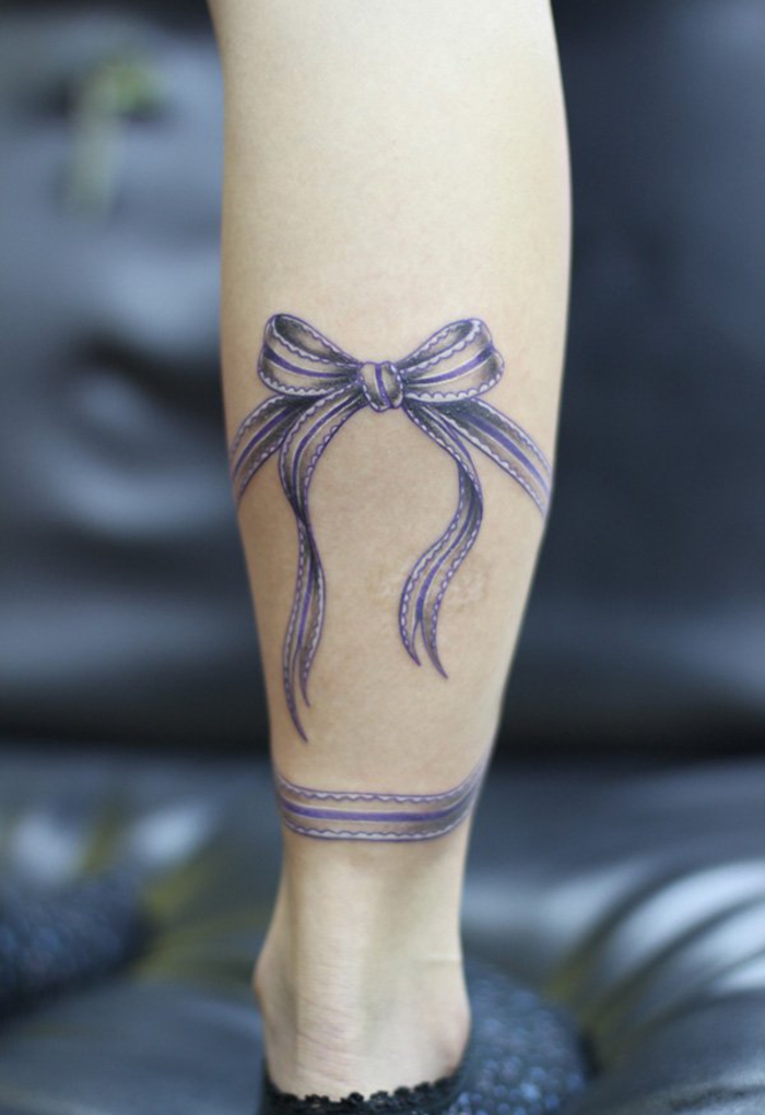 tetoválás a borjúra, lila bajusz, női tetováló motívumok, láb tetoválás
