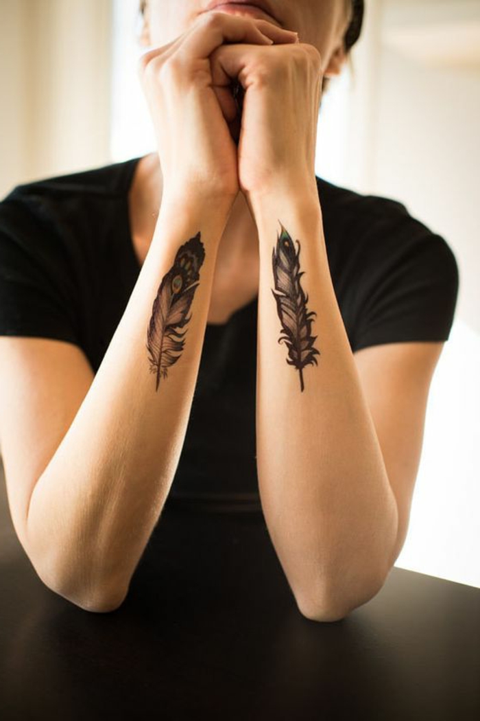татуировка модел идея перо деко на двете рамена черна тениска жена фина идея татуировка